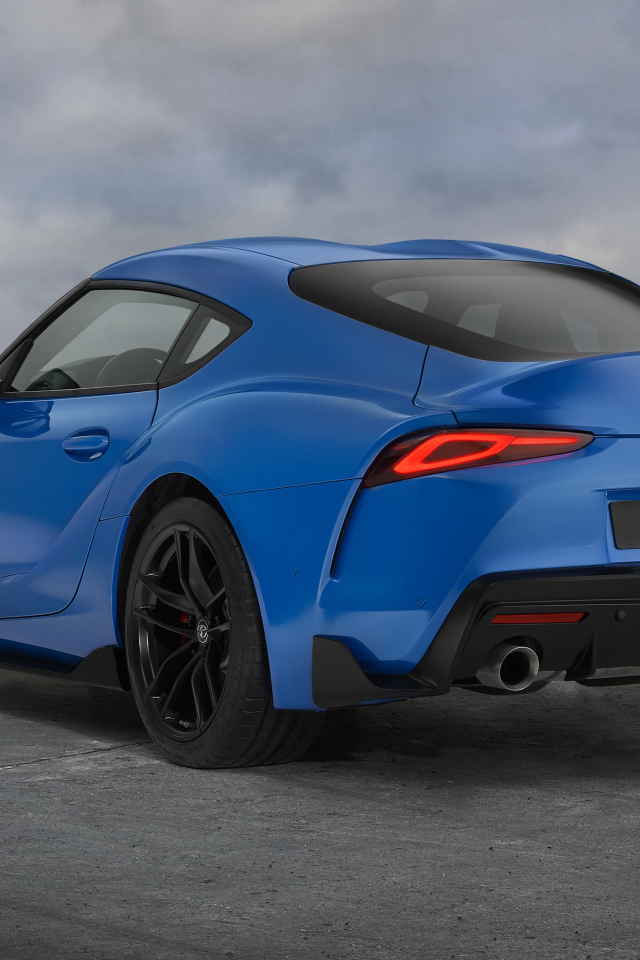 Автомобиль Toyota GR Supra. 2021 года вид сзади