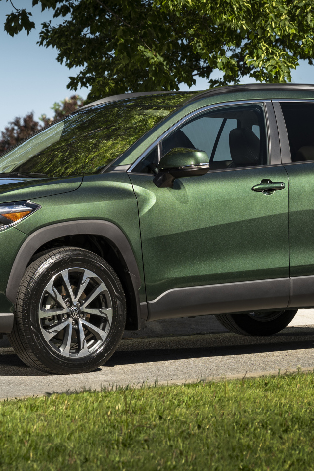 Зеленый автомобиль Toyota Corolla Cross XLE AWD, 2022 года