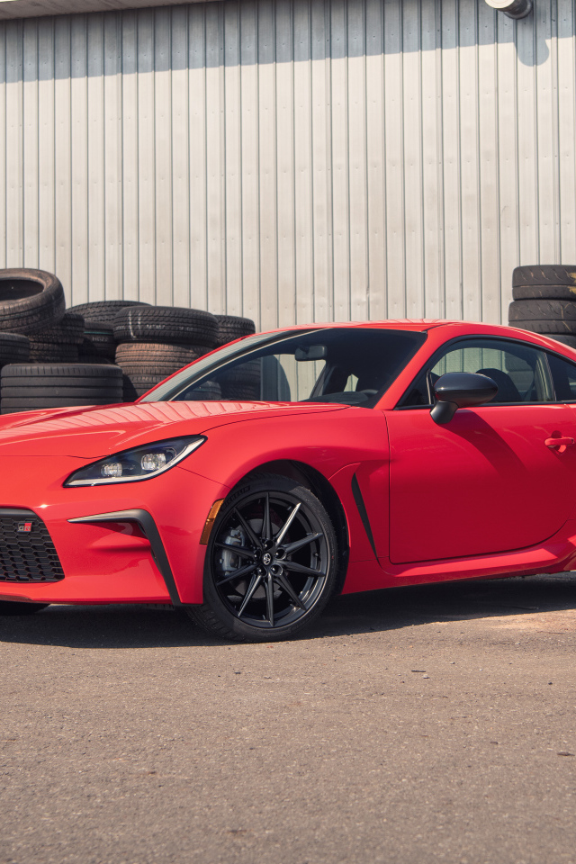 Красный автомобиль Toyota GR 86 Premium, 2022 года