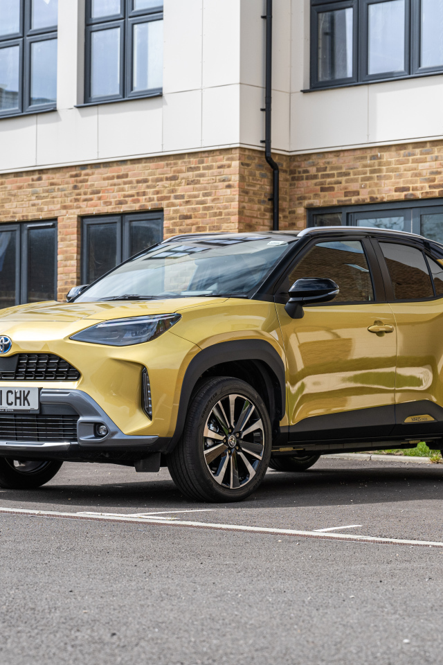 Внедорожник Toyota Yaris  у дома