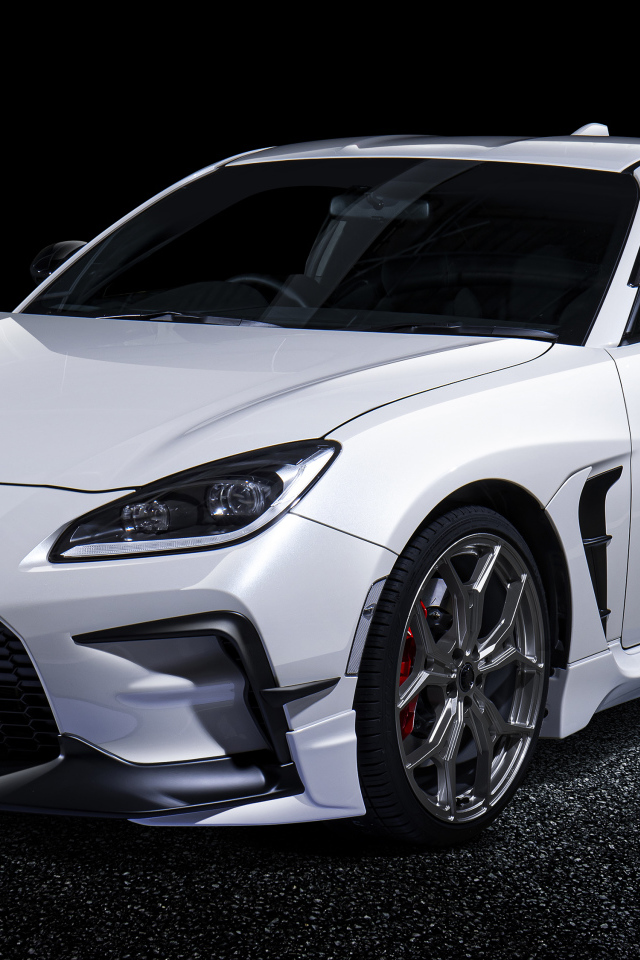 Белый автомобиль Toyota GR 86 GR With GR Parts 2021 года на черном фоне