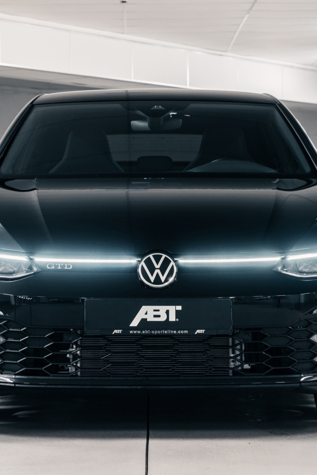 Черный автомобиль ABT Volkswagen Golf GTD 2021 года вид спереди