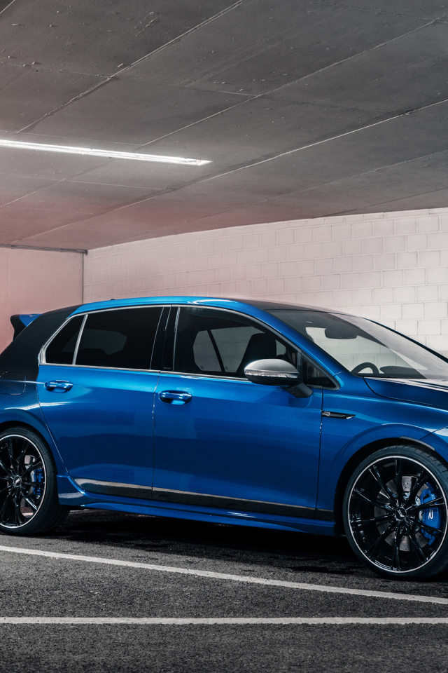 Синий автомобиль ABT Volkswagen Golf R 2021 года на парковке