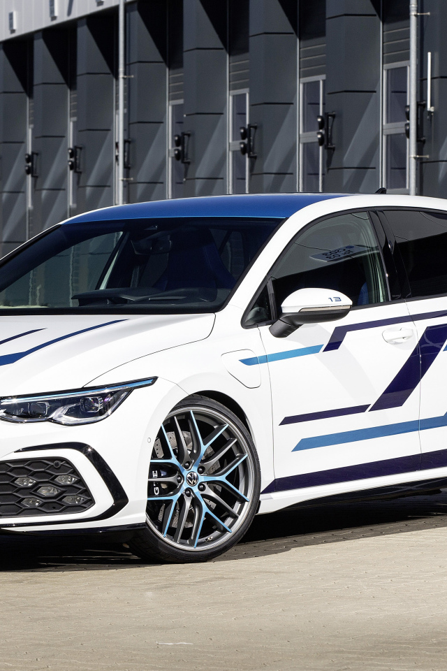 Автомобиль Volkswagen Golf GTE Skylight 2021 года