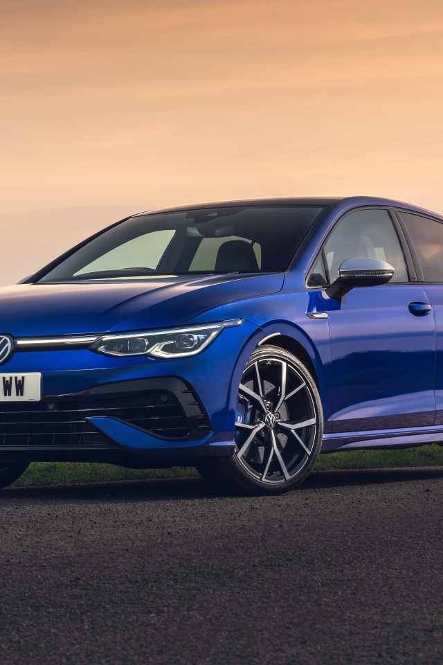 Синий автомобиль Volkswagen Golf R 2021 года
