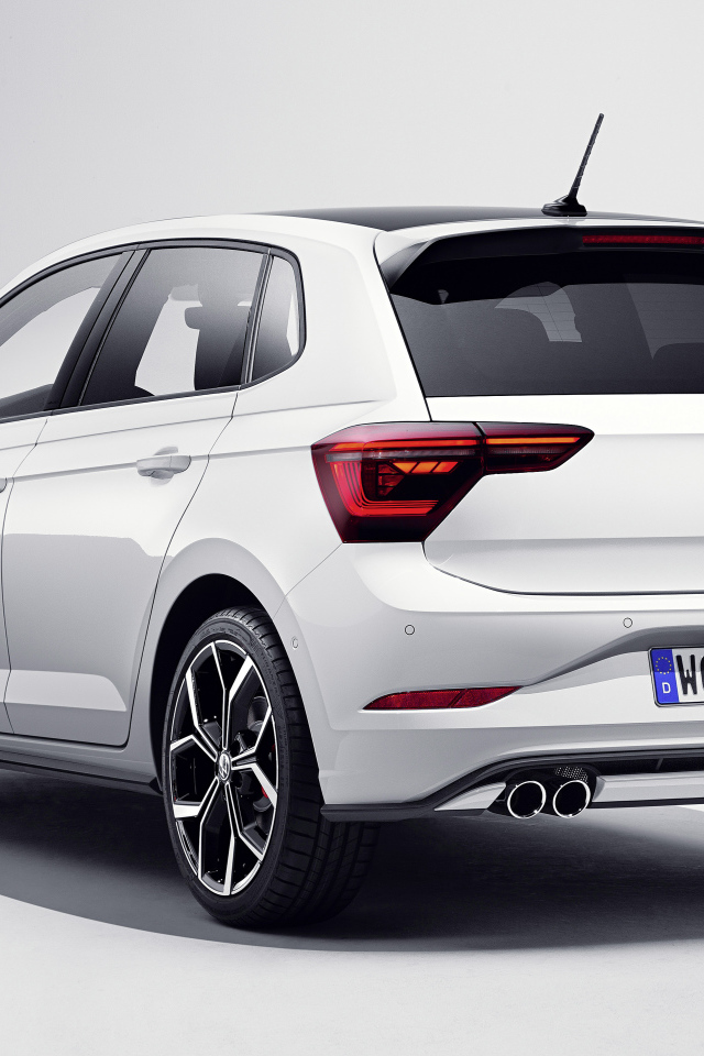 Белый автомобиль Volkswagen Polo GTI 2021 года вид сзади