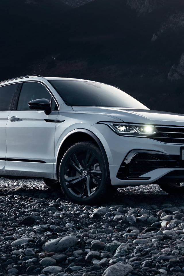 Внедорожник Volkswagen Tiguan 4MOTION R-Line 2021 года в горах