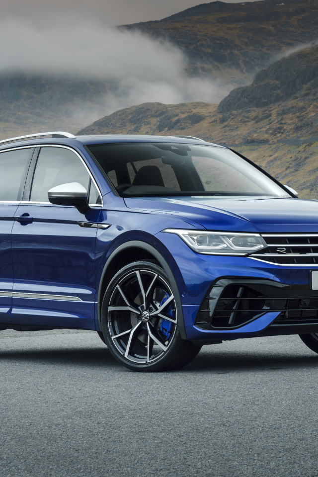 Синий кроссовер Volkswagen Tiguan R 2021 года на фоне гор