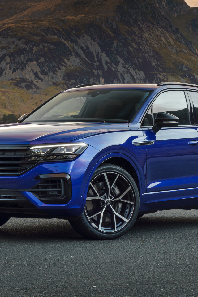 Внедорожник Volkswagen Touareg R E Hybrid 2021 года у гор