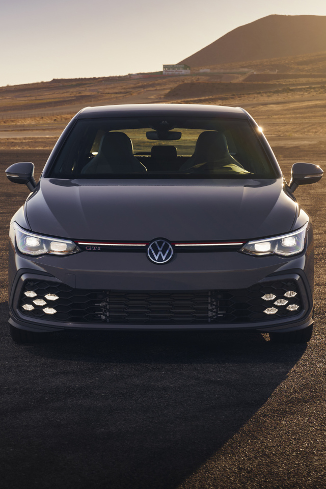 Автомобиль Volkswagen Golf GTI, 2022 года в пустыне