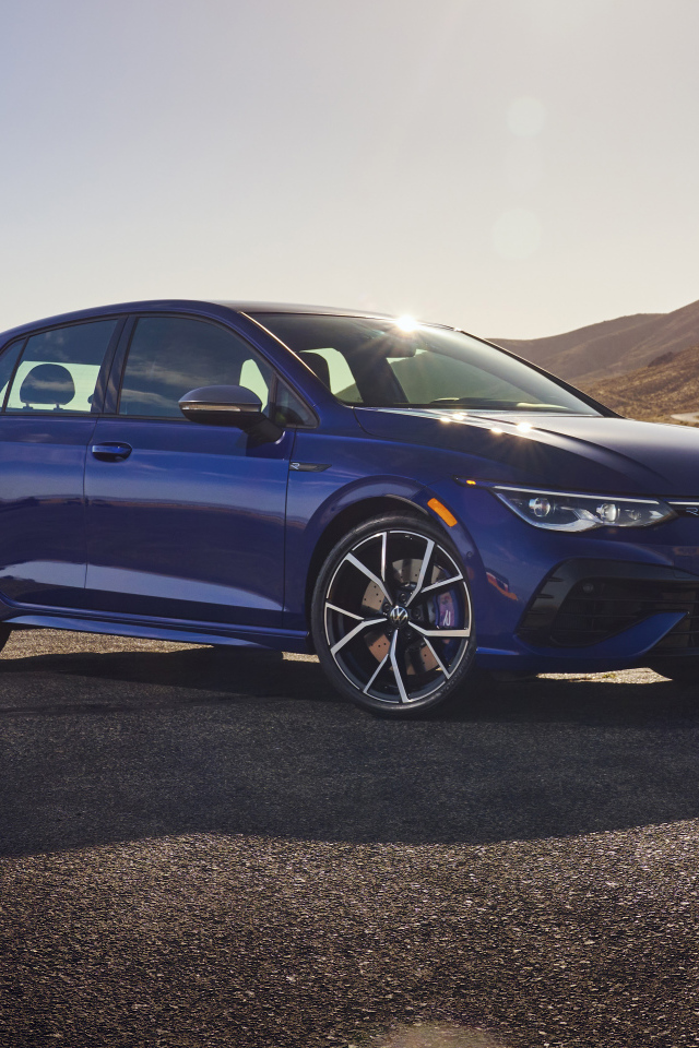 Синий автомобиль  Volkswagen Golf R, 2022 года в пустыне