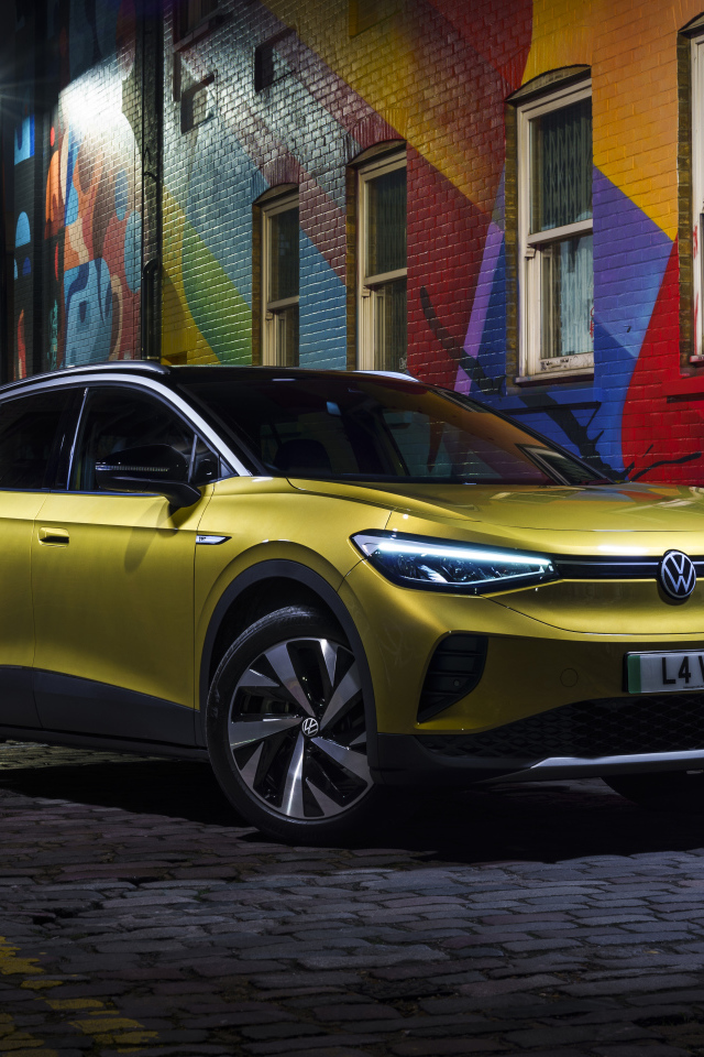 Кроссовер Volkswagen ID.4 1st 2021 года на улице