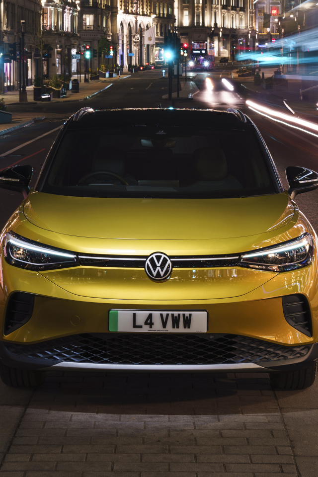Золотистый автомобиль Volkswagen ID.4 1st 2021 года в городе