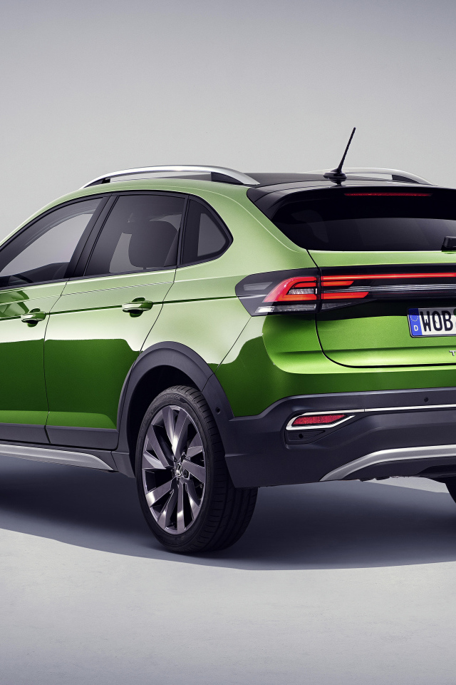 Зеленый Volkswagen Taigun 2021 года вид сзади
