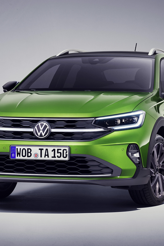 Зеленый стильный Volkswagen Taigo 2021 года на сером фоне