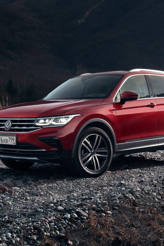 Красный внедорожник Volkswagen Tiguan 4MOTION 2021 года в горах