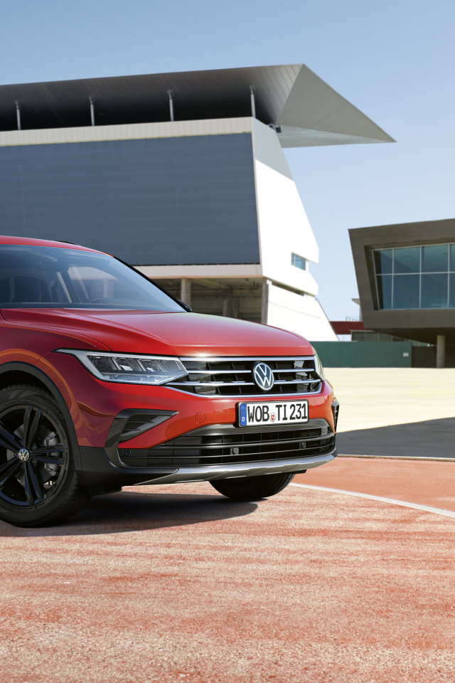 Красный внедорожник Volkswagen Tiguan Urban Sport 2021 года