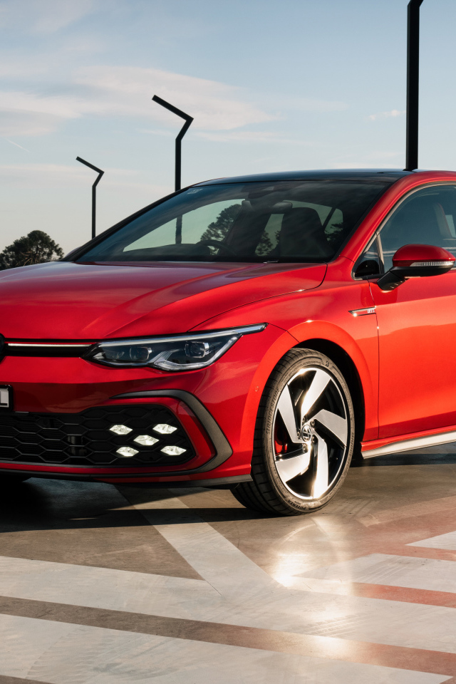 Красный Volkswagen Golf GTI 2021 года