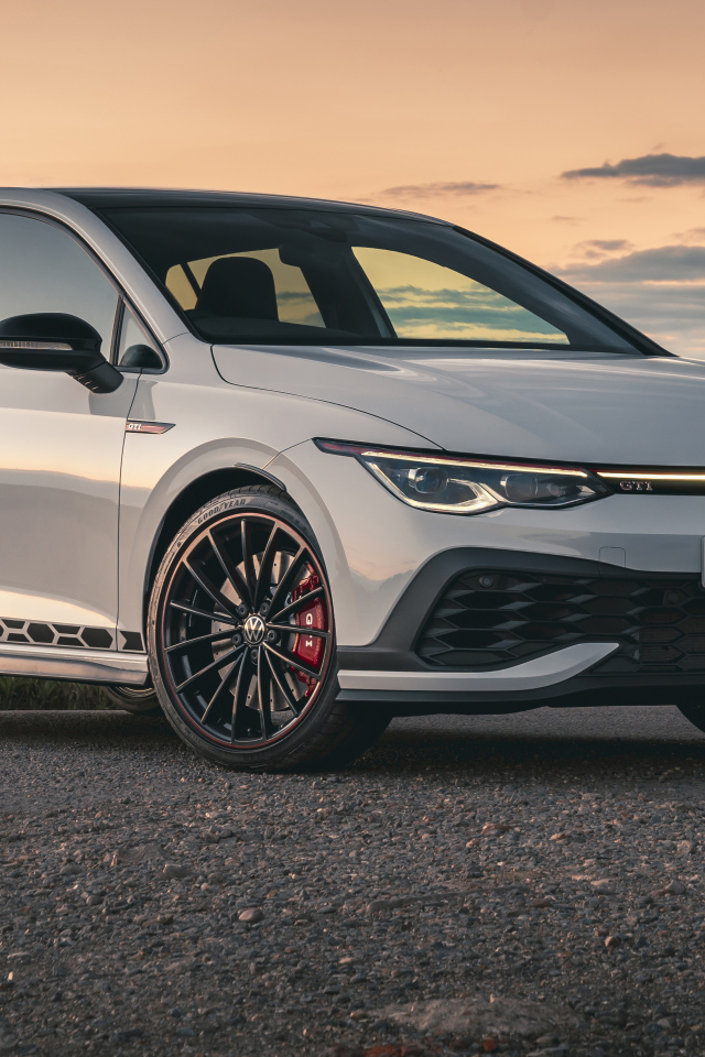 Серебристый Volkswagen Golf GTI Clubsport 45, 2021 года