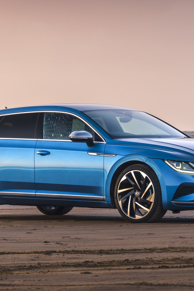 Автомобиль Volkswagen Arteon Shooting Brake Elegance  на фоне моря