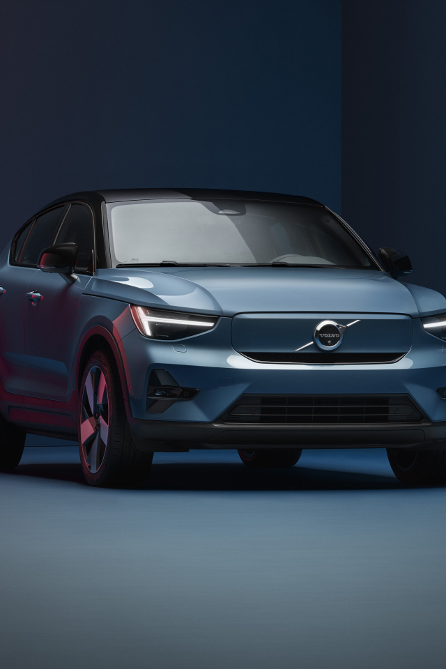 Автомобиль Volvo C40 Recharge 2021 года на синем фоне