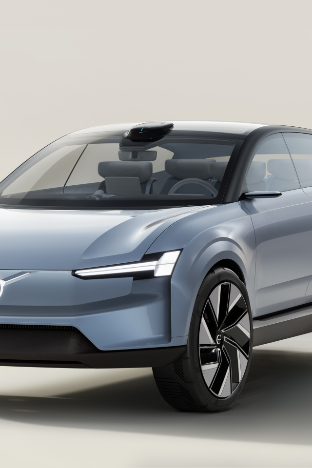 Серебристый автомобиль Volvo Concept Recharge 2021 года
