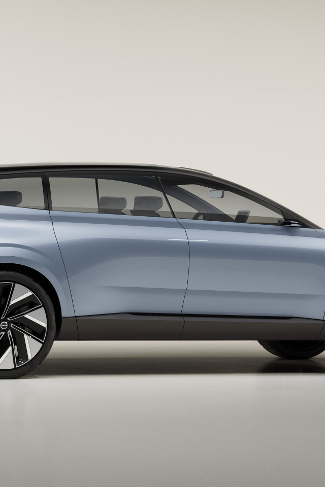 Серебристый Volvo Concept Recharge 2021 года вид сзади