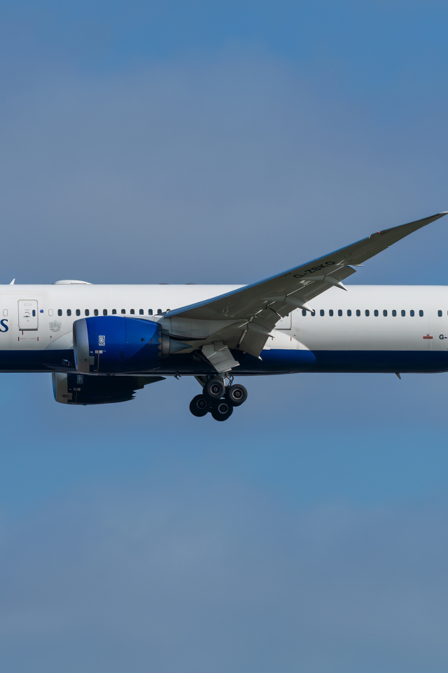 Пассажирский Boeing 787-9  авиакомпании  British Airways в небе 
