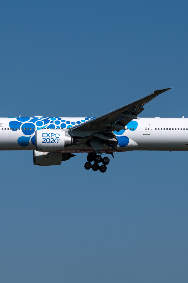 Пассажирский Boeing  777-300ER авиакомпании  Emirates в небе