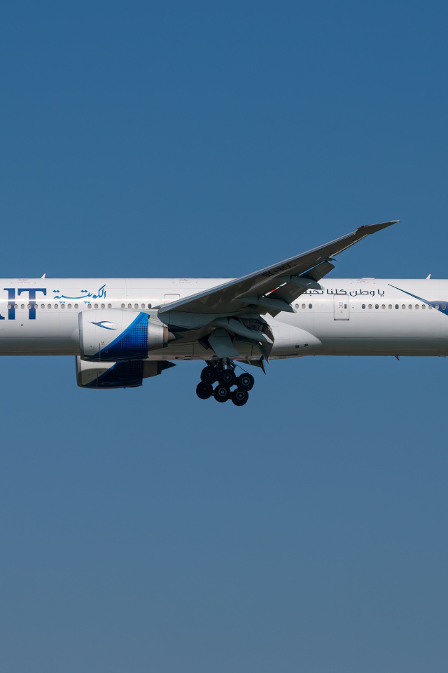 Самолет 777-300ER авиакомпании Kuwait в голубом небе