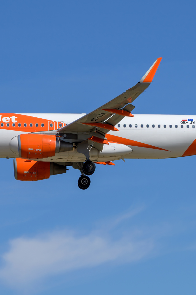 Пассажирский Airbus  A320-200S авиакомпании  EasyJet Europe в море