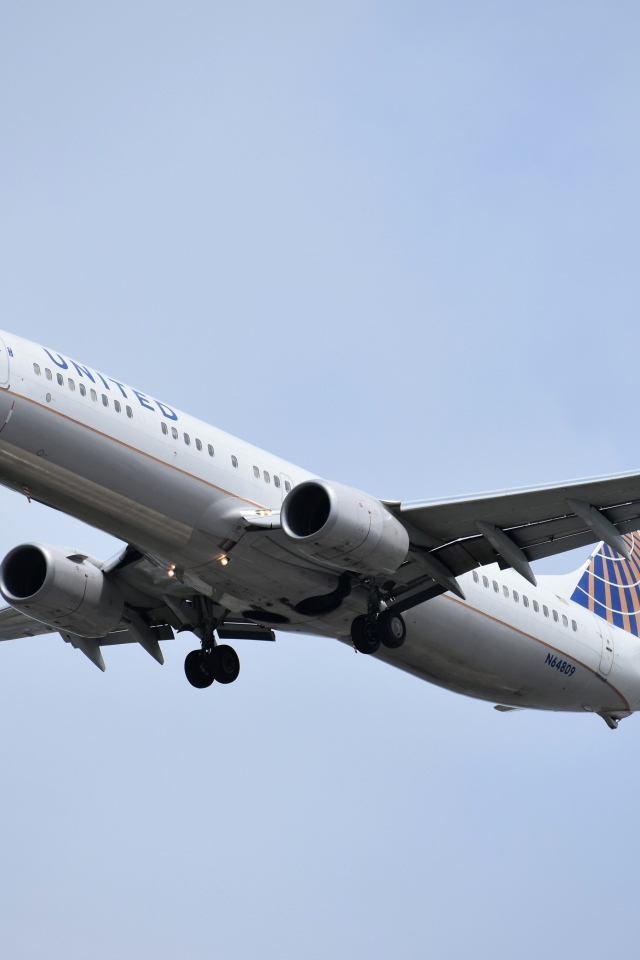 Пассажирский Боинг 737 авиакомпании  United на взлете