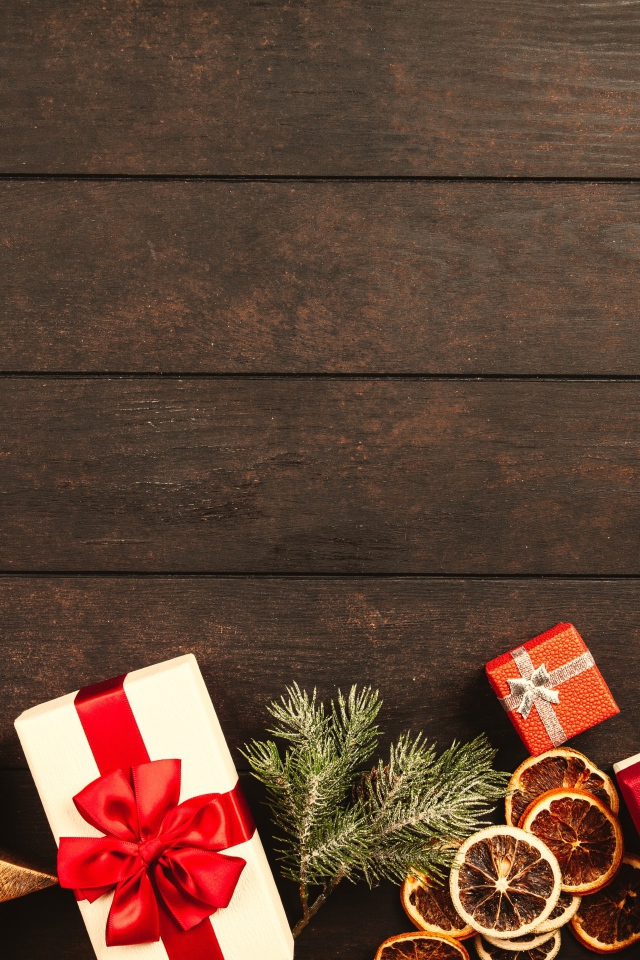 Много подарков с игрушками на деревянном фоне 