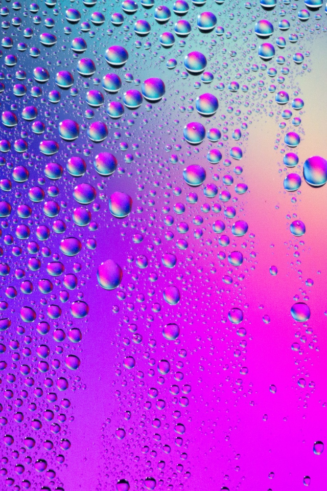 Пурпурный фон с каплями воды 
