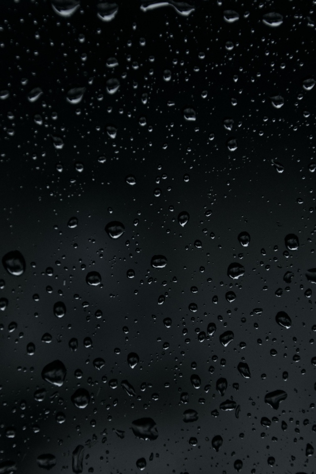 Брызги дождя на черном фоне 