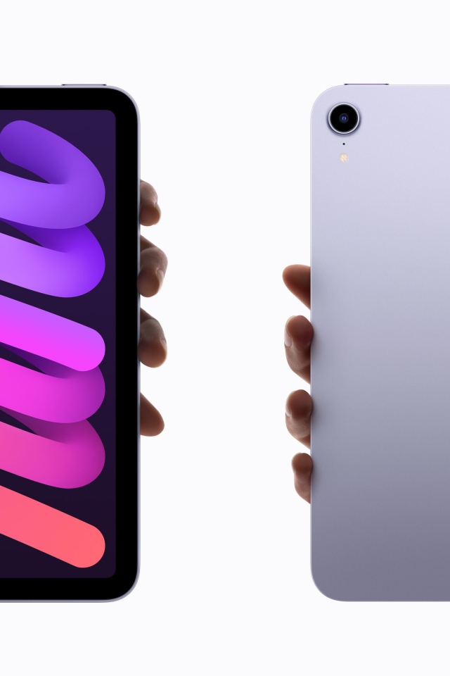 Новый стильный  iPad Mini 2021 года в руке