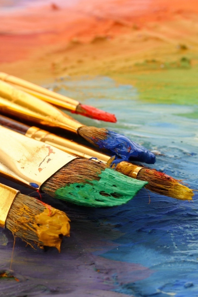 Кисточки художника в красках 