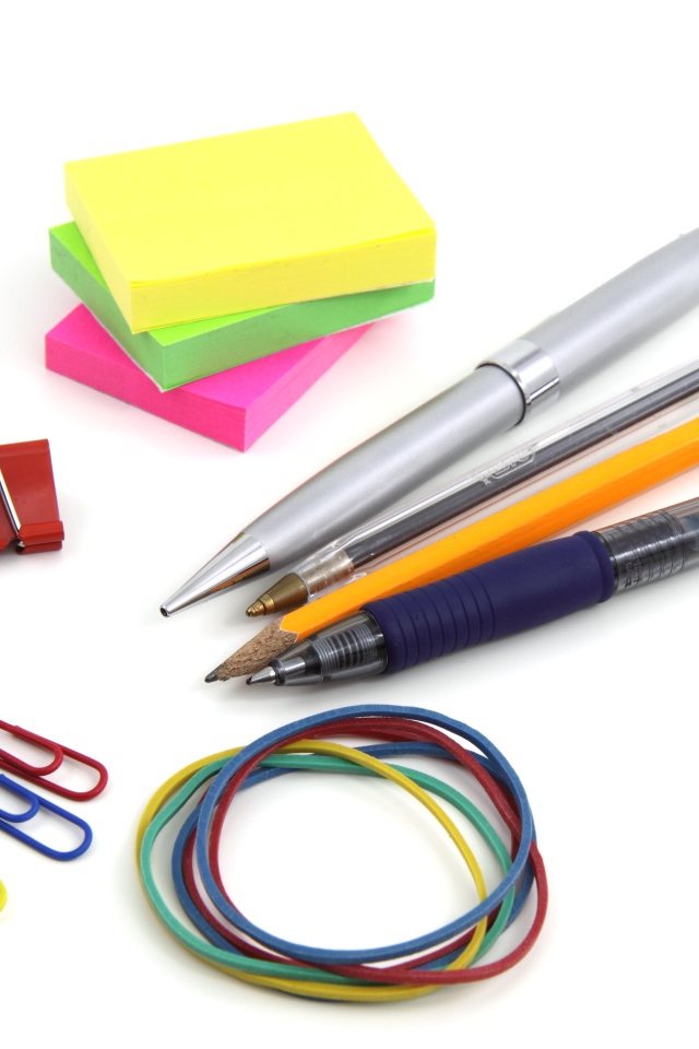 Разные канцелярские предметы на белом фоне