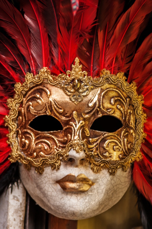 Красивая венецианская маска с перьями 