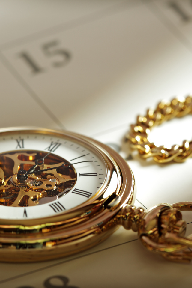 Красивые золотые карманные часы на цепочке