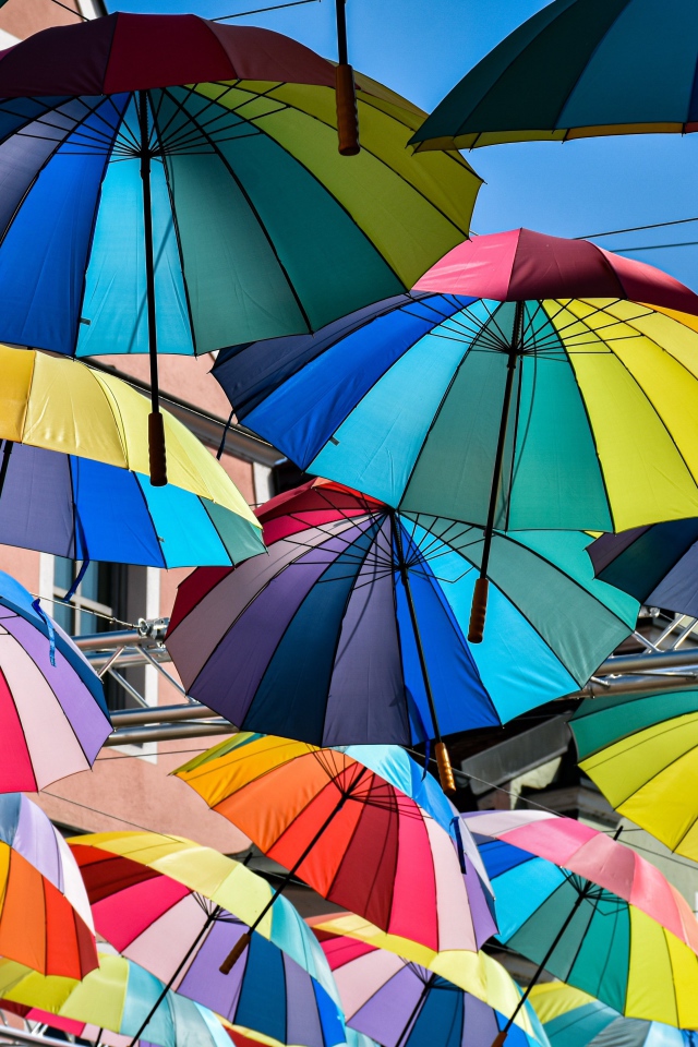 Красивые разноцветные зонтики на фоне неба 