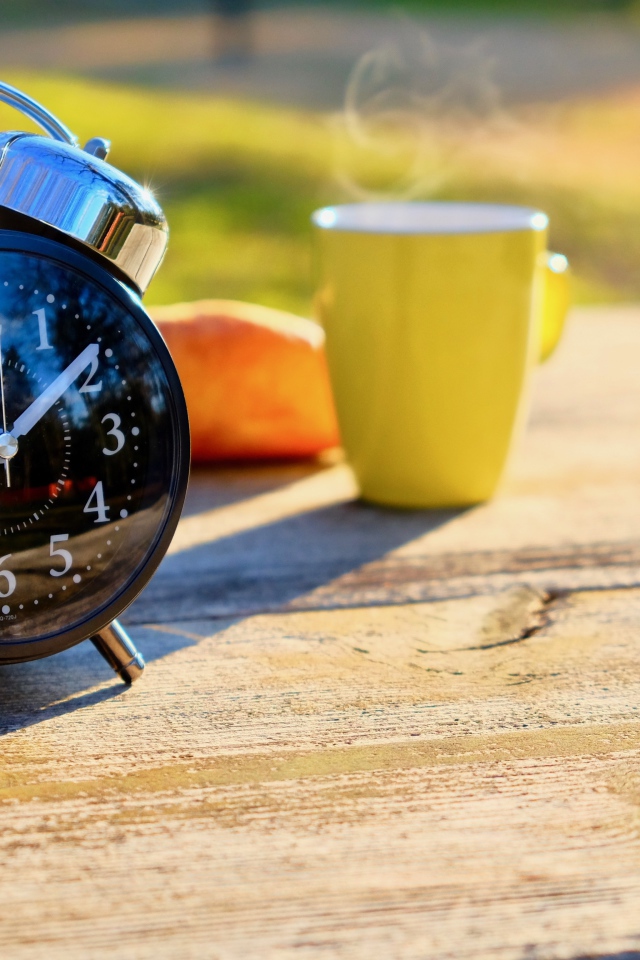 Большой черный будильник на столе