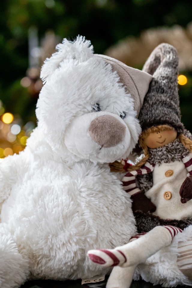 Большой белый медведь с гномом 