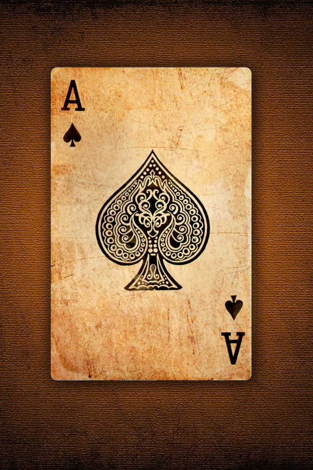 Черный пиковый туз на коричневом  фоне