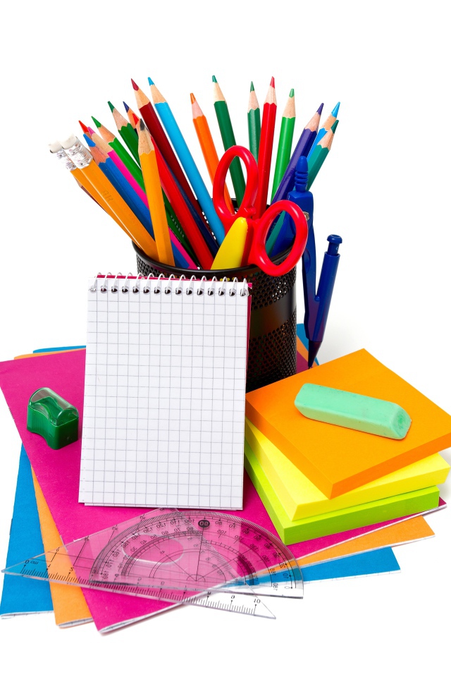 Яркие разноцветные канцелярские предметы на белом фоне 