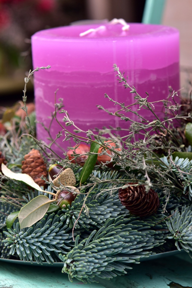 Свеча с венком на лавке 