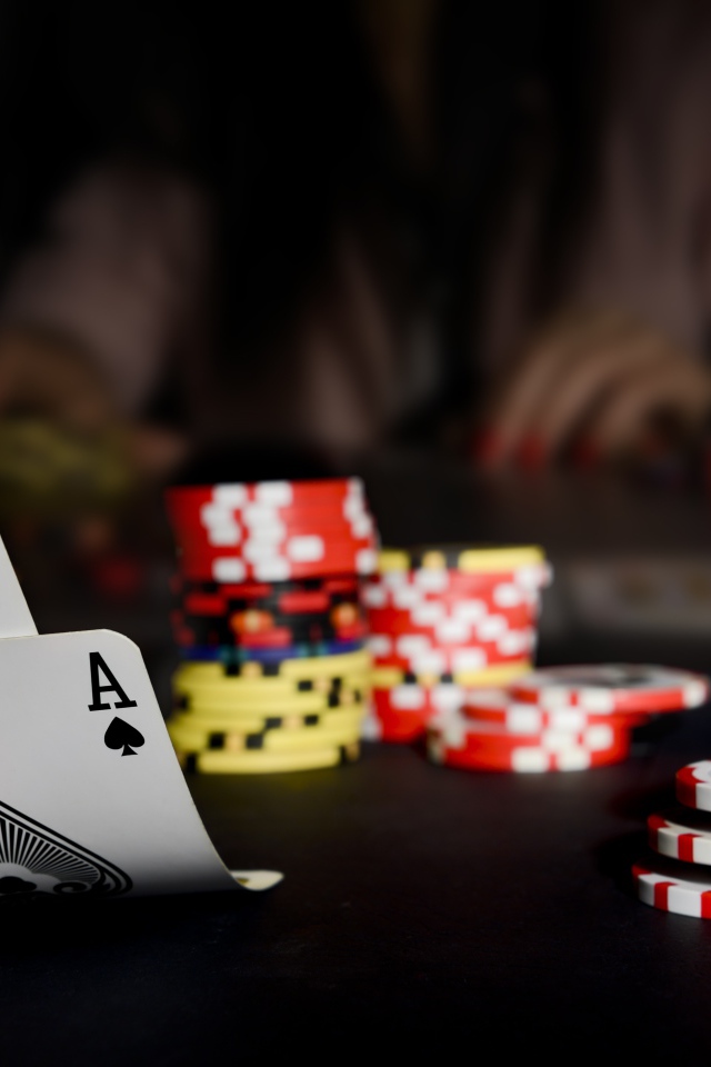 Карты и фишки для игры в покер в казино