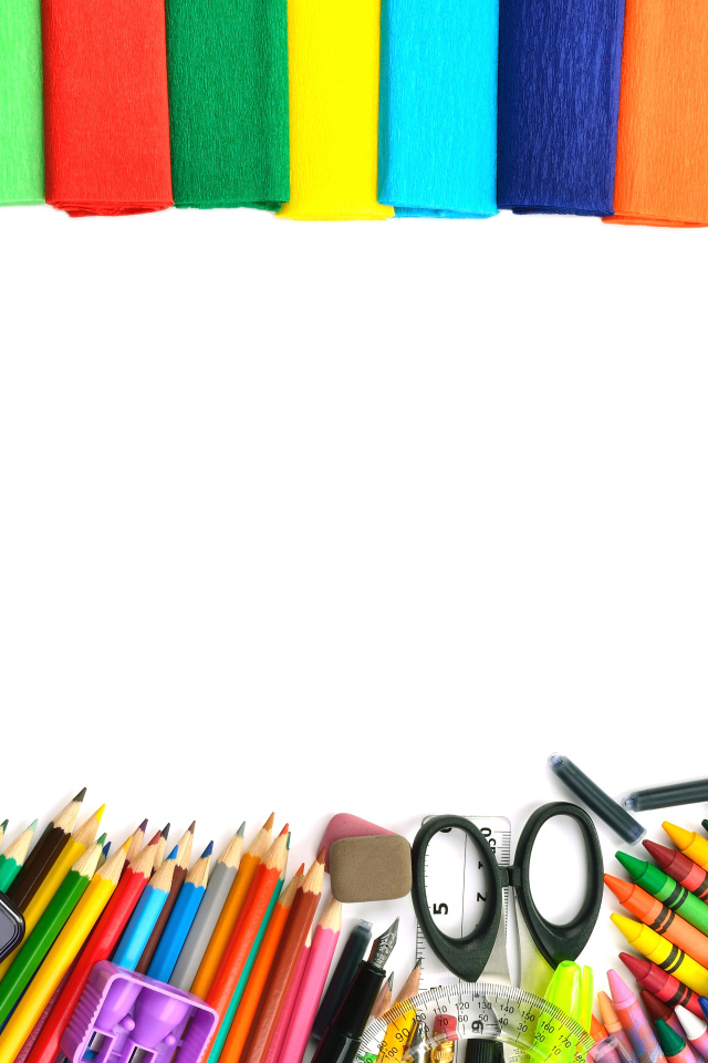 Цветная бумага, краски, фломастеры и карандаши на белом фоне