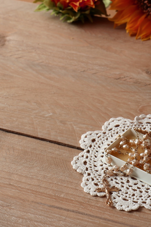 Крестик на цепочке с салфеткой на столе