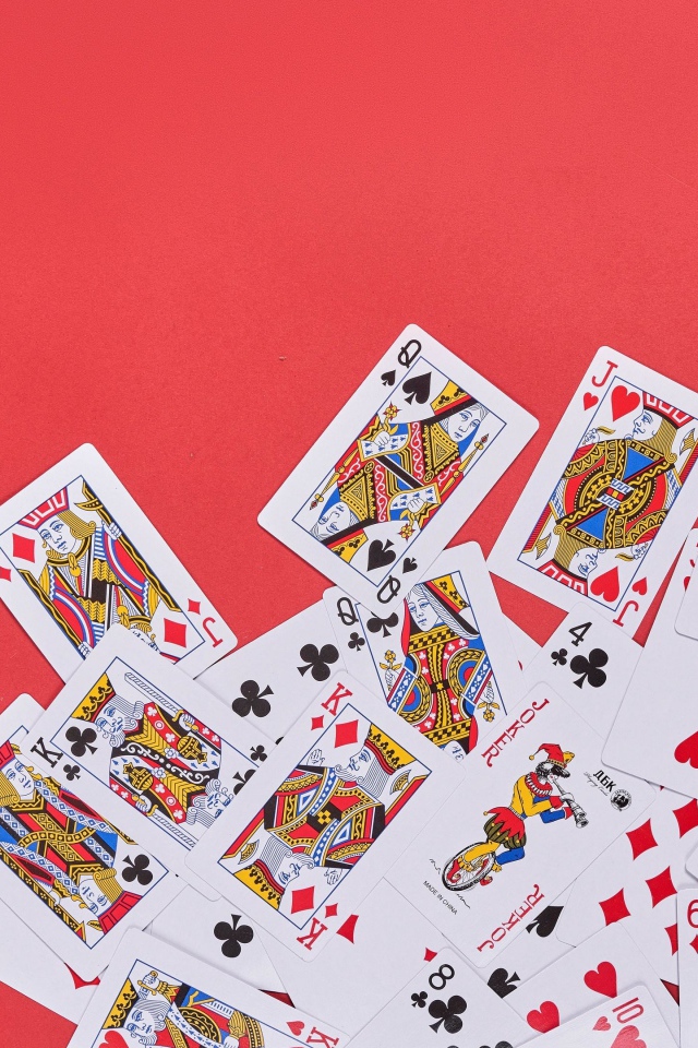 Колода игральных карт на красном фоне